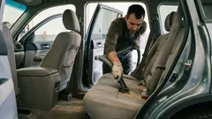 Jak odstranit zápach v autě rychle a levně: postup, který opravdu funguje